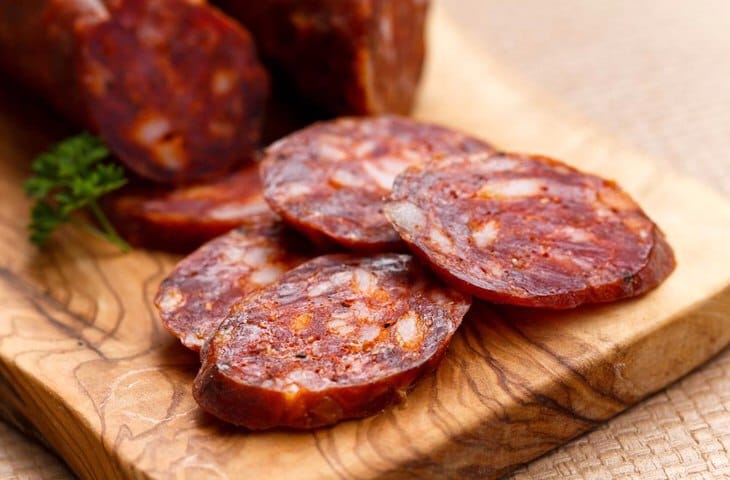 Испанская колбаска сыровяленая с ароматными специями в ассортименте