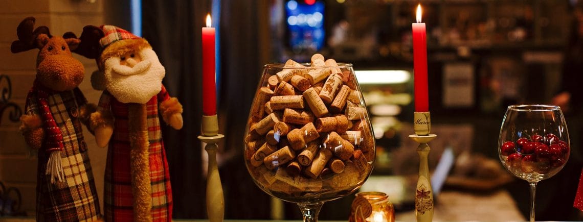 большой ассортимент алкогольных напитков винотеки