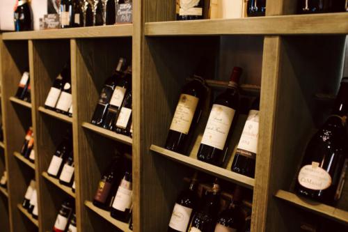 вина в интерьере винотеки