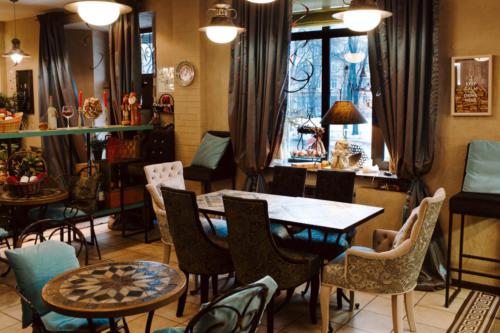 уютные уголки интерьера винотеки Classico