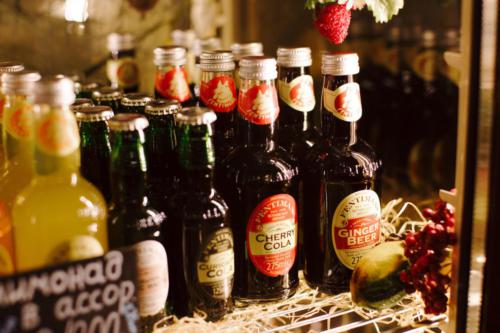 большой ассортимент алкогольных напитков винотеки