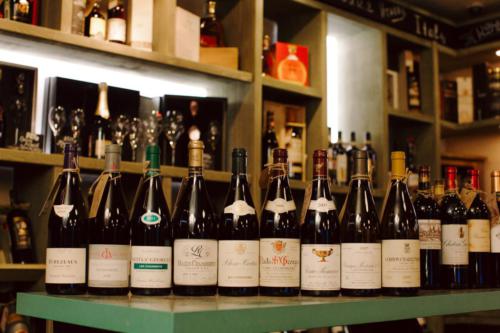 большой ассортимент алкогольных напитков винотеки