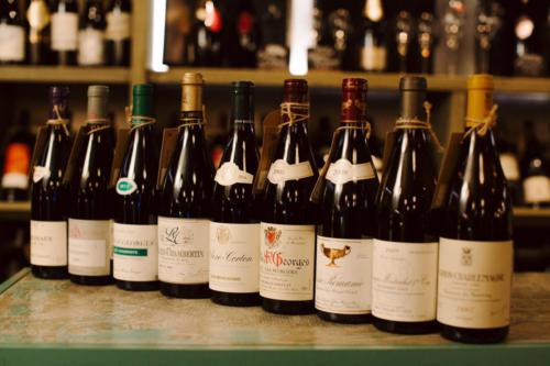 большой ассортимент алкогольных напитков винотеки