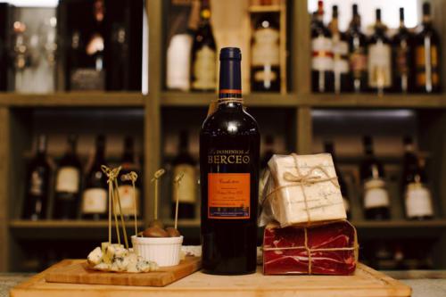 большой ассортимент алкогольных напитков винотеки