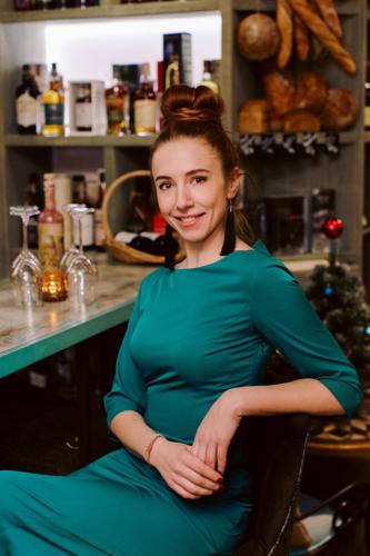 на дегустации вина в винотеке