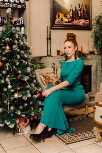 посетители в интерьере винотеки