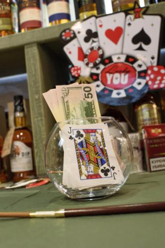 Встреча друзей в винотеке