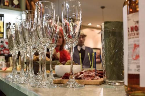 Встреча друзей в винотеке