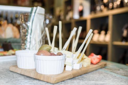 Встреча друзей в винотеке