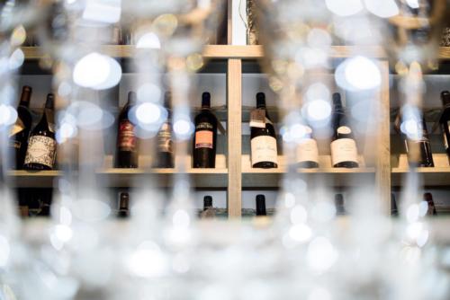 Встреча друзей в винотеке