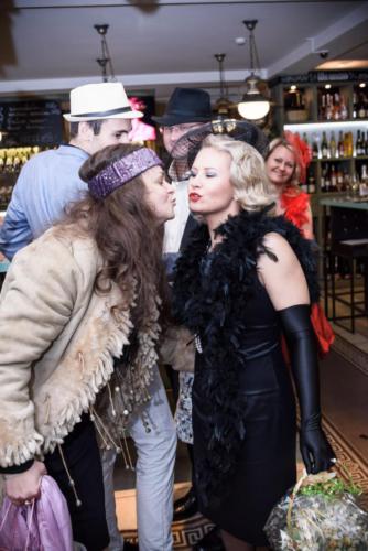 Встреча друзей в винотеке