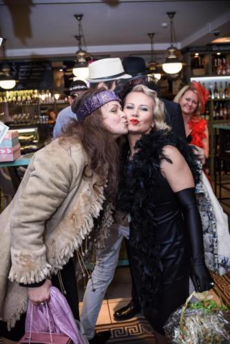 Встреча друзей в винотеке