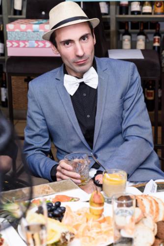 Встреча друзей в винотеке