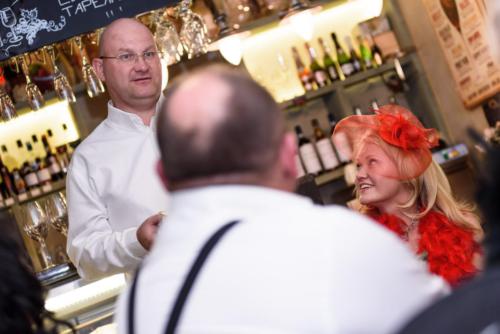 Встреча друзей в винотеке