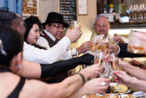 Встреча друзей в винотеке