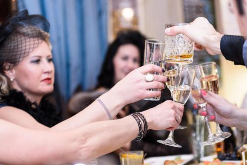 Встреча друзей в винотеке