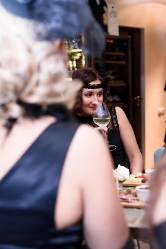 Встреча друзей в винотеке