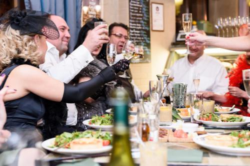 Встреча друзей в винотеке