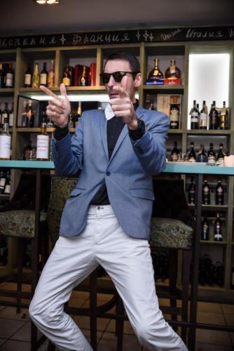 Встреча друзей в винотеке